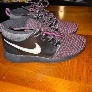 Black and pink Nike roshe sneakers. Only worn a couple of times. Like new